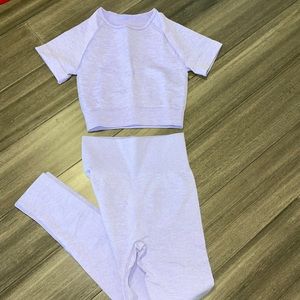 Women’s seamless lavender comfy workout yoga two piece set.